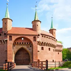 Barbakan w Krakowie, imponująca budowla obronna. Poznaj ciekawostki o Krakowie i jego zabytkach!