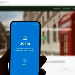 Aplikacja UK ETA na telefonie. Zastanawiasz się, ile kosztuje wiza do Anglii? Sprawdź opłaty za Electronic Travel Authorisation.