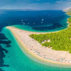 Zlatni Rat, jedna z najpiękniejszych plaż w Europie, z turkusową wodą i sosnowym lasem.