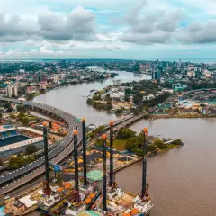 Widok na Lagos, Nigeria. Miasto tętni życiem, a rzeka przecina jego krajobraz. Czy Nigeria jest bezpiecznie? To pytanie zadaje sobie wielu, patrząc na dynamiczny rozwój.