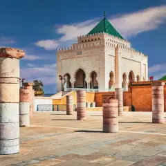 Mauzoleum Mohammeda V w Rabacie, stolicy Maroka, z kolumnami na placu.