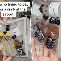 Mini butelki alkoholu w przezroczystej kosmetyczce. Zastanawiasz się, ile alkoholu można przewieźć samolotem, by uniknąć drogich zakupów na lotnisku?