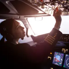 Pilotka z licencją PPL sprawdza panel sterowania w kokpicie.