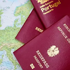Paszporty Portugalii i Austrii na mapie Europy. Planujesz podróż do Egiptu i zastanawiasz się nad e-wizą?