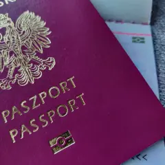Polski paszport biometryczny wzór z godłem orła. Gotowy do podróży po świecie.