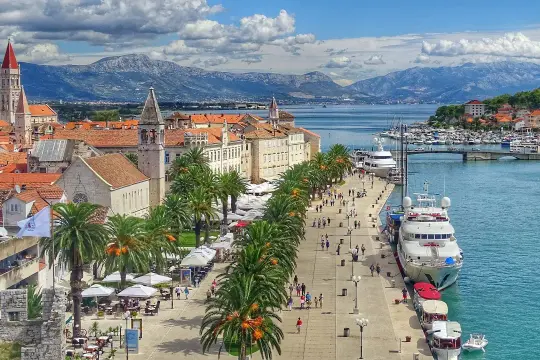 Promenada z palmami i jachtami w Trogirze, Chorwacja – jedno z najpiękniejszych miejsc w Europie.