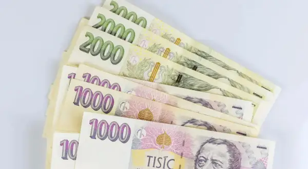 Kupka banknotów 1000 i 2000 koron czeskich, waluta w Czechach, gotowa do wydania.