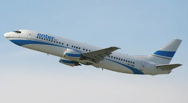 Boeing 737-800 Enter Air wznoszący się na tle błękitnego nieba.