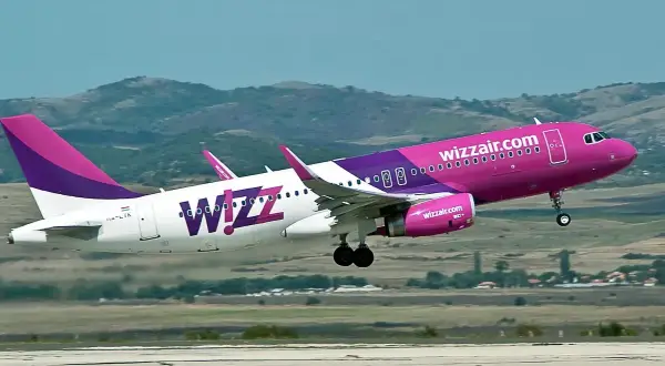 Dwa samoloty Wizzair startują. Jeden z nich zabiera na pokład wesołego psa, który z pewnością będzie zachwycony podróżą.