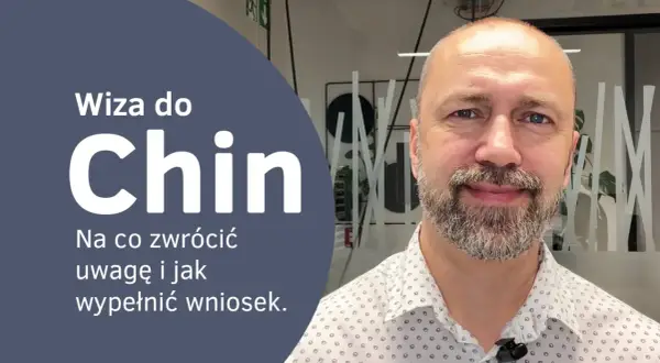 Wiza do Chin: poradnik, jak wypełnić wniosek i na co zwrócić uwagę. Mężczyzna z brodą uśmiecha się.
