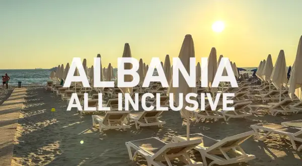 Słoneczna plaża w Albanii, rzędy leżaków i parasoli. Idealne miejsce na wczasy samolotem all inclusive.