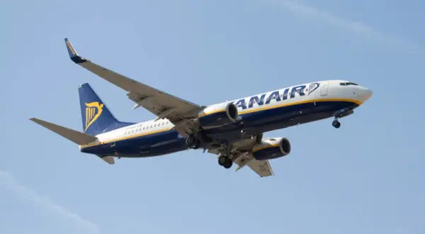 Samolot Ryanair w locie. Regular fare Ryanair co to znaczy? Tanie loty, szybki transport.