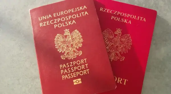Dwa polskie paszporty. Czy do Medjugorie potrzebny jest paszport? Tak, jeśli podróżujesz spoza UE.