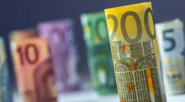 Euro to waluta w Austrii. Widoczne banknoty o nominałach 5, 10, 50, 100 i 200 euro.