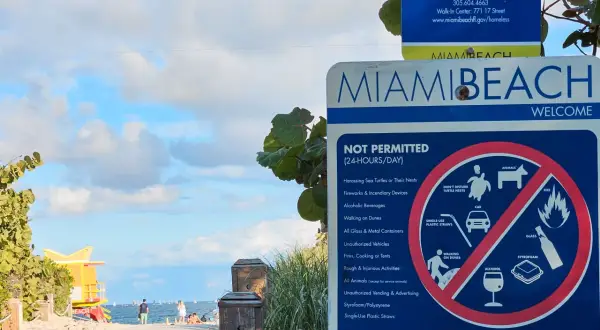 Tablica informacyjna na plaży w Miami Beach, gdzie leży to słynne miasto. Widać zakazy, np. alkoholu i plastikowych słomek.
