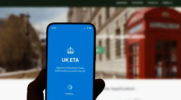 Aplikacja UK ETA na telefonie. Zastanawiasz się, ile kosztuje ETA do UK? Sprawdź cenę i złóż wniosek.