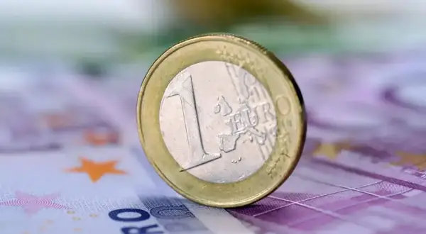 Moneta euro na fioletowym banknocie. Teneryfa waluta to euro, idealna na wakacje.