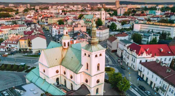 Widok z lotu ptaka na Rzeszów, z dominującym kościołem i zabytkową zabudową. Odkryj nietypowe miejsca w Rzeszowie.
