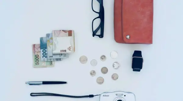 Gotówka, okulary, portfel, aparat i smartwatch – to elektronika w bagażu rejestrowanym, która może się przydać w podróży.