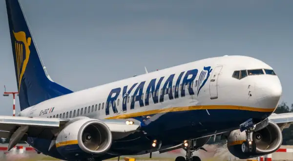 Samolot Ryanair z napisem "RYANAIR" na kadłubie startuje. Marzysz o tanich podróżach? Sprawdź Ryanair loty za 1 zł!