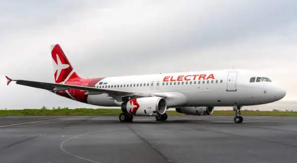 Samolot Electra Airways z czerwonymi akcentami na skrzydłach i ogonie. Gotowy do lotu, czeka na pasażerów i ich bagaż.