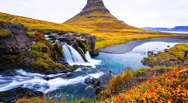 Wodospad i góra Kirkjufell na Islandii. Czy Islandia jest w Europie? Tak, to piękny europejski kraj.
