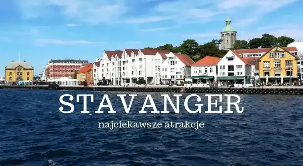 Widok na kolorowe domy nad wodą w Stavanger, z tekstem "STAVANGER najciekawsze atrakcje". Piękne fiordy Norwegii zachęcają do odkrywania.