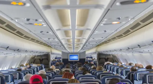 Wnętrze samolotu Boeing 737 z pasażerami. Ile miejsc w Boeing 737? Zależy od konfiguracji, ale ten wygląda na pełny.