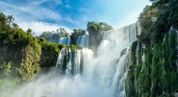 Potężne wodospady Iguazú, bujna zieleń i błękitne niebo. Marzę, by tam być, zastanawiam się, ile się leci do Brazylii.