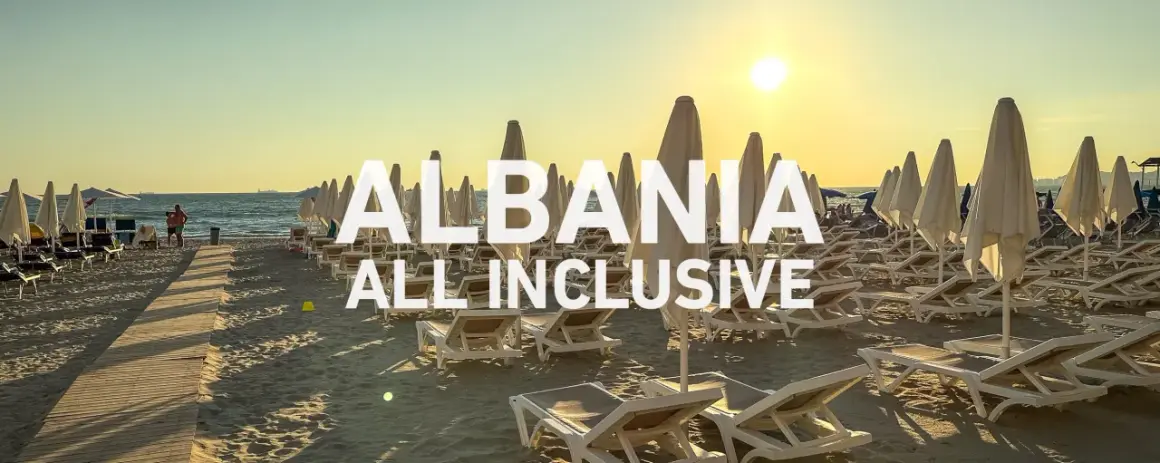 Słoneczna plaża w Albanii, rzędy leżaków i parasoli. Idealne miejsce na wczasy samolotem all inclusive.