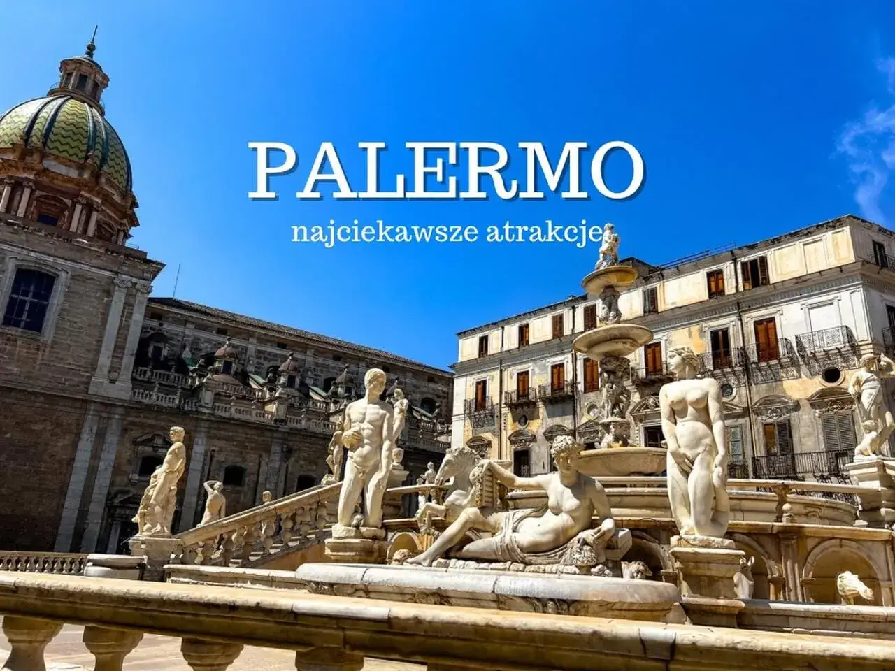 Fontanna Pretoria w Palermo, stolicy Sycylii, z rzeźbami i kopułą Palazzo dei Normanni w tle.