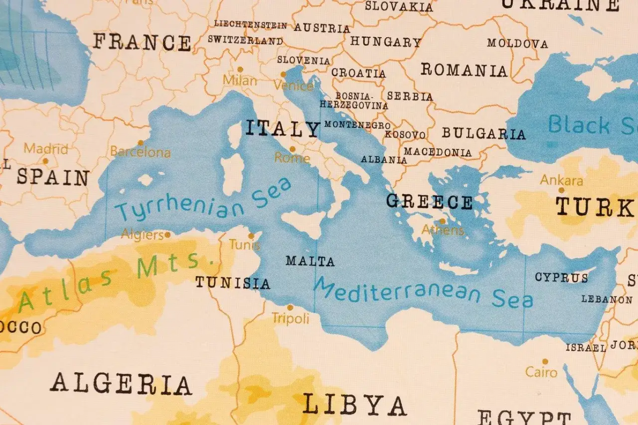 Mapa pokazuje Morze Śródziemne, Włochy, Grecję i północną Afrykę. Malta, wyspa do kogo należy, jest widoczna między Włochami a Tunezją.
