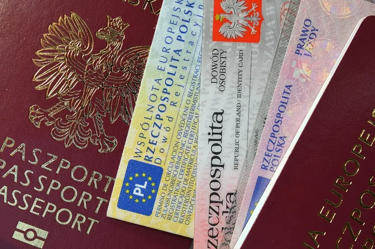 Paszport, dowód osobisty i prawo jazdy. Dokumenty potrzebne do podróży, np. do Izraela, gdzie wymagana jest wiza.