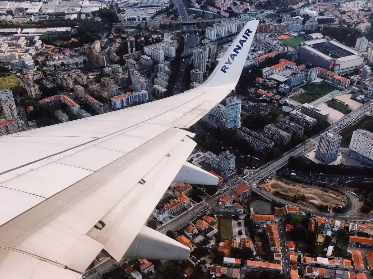 Widok z samolotu Ryanair na miasto. Ubezpieczenie podróżne to dobry pomysł na spokojny lot.
