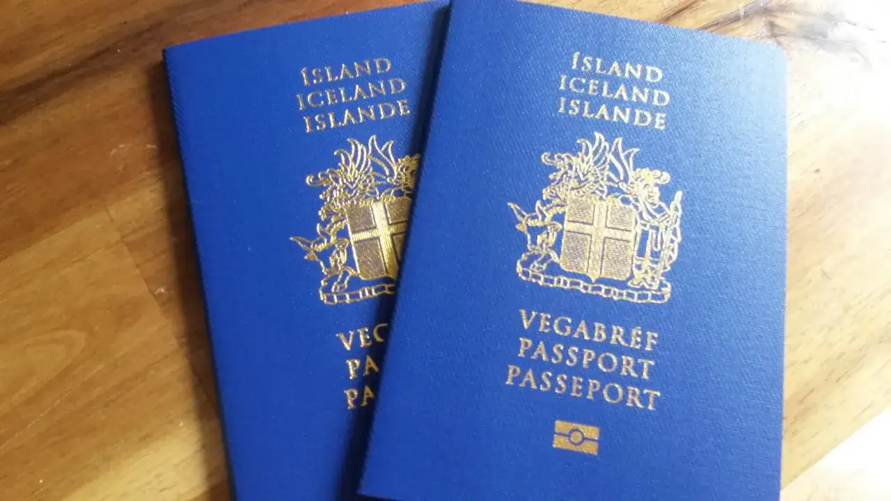 Dwa islandzkie paszporty. Czy na Islandię potrzebny jest paszport? Tak, ten dokument jest niezbędny do podróży.