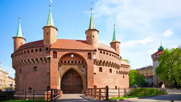 Barbakan w Krakowie, imponująca budowla obronna. Poznaj ciekawostki o Krakowie i jego zabytkach!