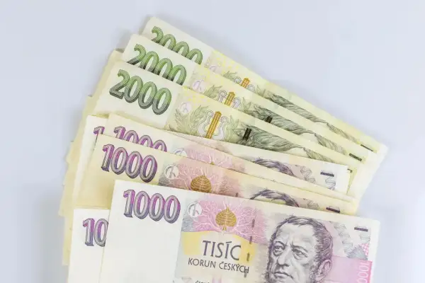 Kupka banknotów 1000 i 2000 koron czeskich, waluta w Czechach, gotowa do wydania.