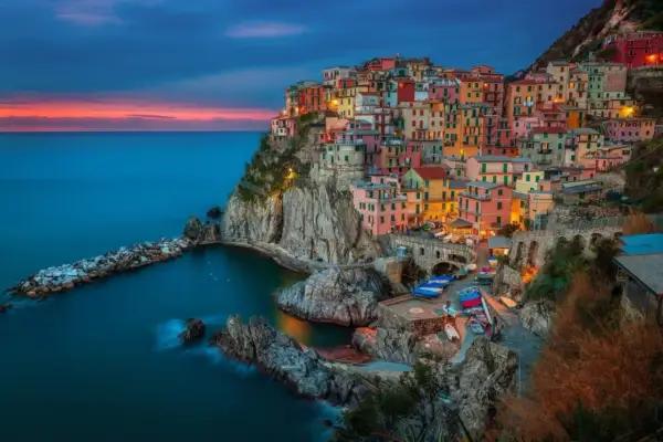 Kolorowe domy Cinque Terre wspinają się po klifie nad morzem. Idealne miejsce, gdzie do Włoch!