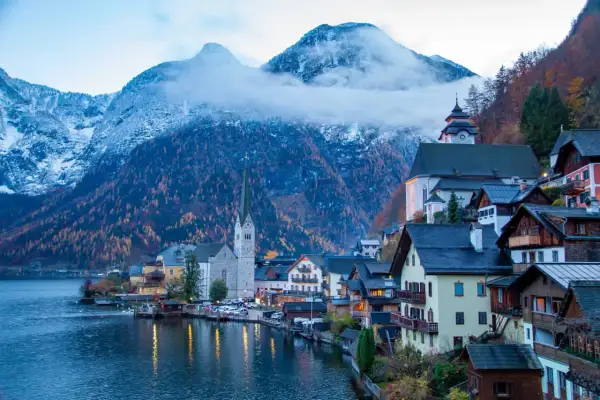 Hallstatt, Austria. Ciekawostki o tym malowniczym miasteczku obejmują jego położenie nad jeziorem i otoczenie gór.