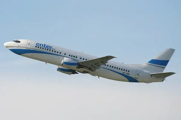 Boeing 737-800 Enter Air wznoszący się na tle błękitnego nieba.