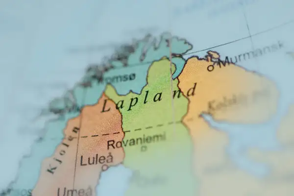 Mapa pokazuje, gdzie jest Laponia, z zaznaczonymi miastami jak Rovaniemi, Luleå i Tromsø, oraz Murmańsk.