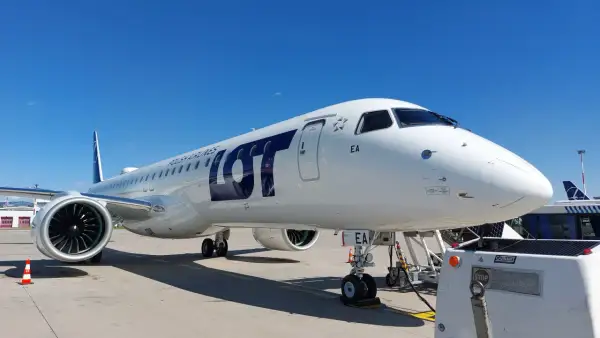 Embraer E195LR LOT-u na płycie lotniska, gotowy do startu.