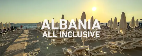 Słoneczna plaża w Albanii, rzędy leżaków i parasoli. Idealne miejsce na wczasy samolotem all inclusive.