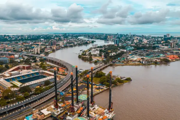 Widok na Lagos, Nigeria. Miasto tętni życiem, a rzeka przecina jego krajobraz. Czy Nigeria jest bezpiecznie? To pytanie zadaje sobie wielu, patrząc na dynamiczny rozwój.