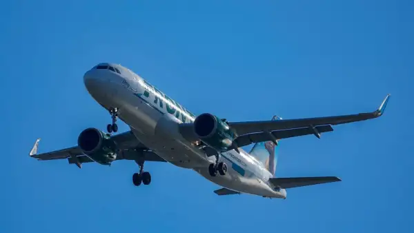 Samolot pasażerski Frontier Airlines z wizerunkiem łosia na ogonie, z wysuniętym podwoziem, przygotowuje się do lądowania. To nie jest ostatnia katastrofa samolotu pasażerskiego.