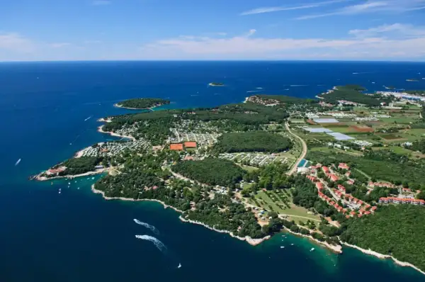 Malownicza linia brzegowa Chorwacji z kempingami i domkami, idealna na chorwacja last minute samolotem.