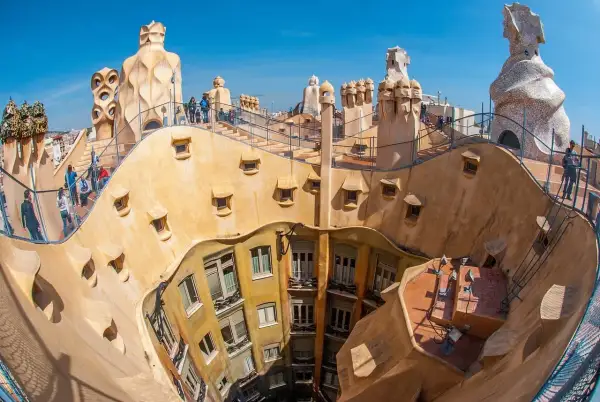 Dach Casa Batlló w Barcelonie, pełen falistych kształtów i rzeźb. To miejsce kryje wiele ciekawostek o Barcelonie, jak te niezwykłe kominy.