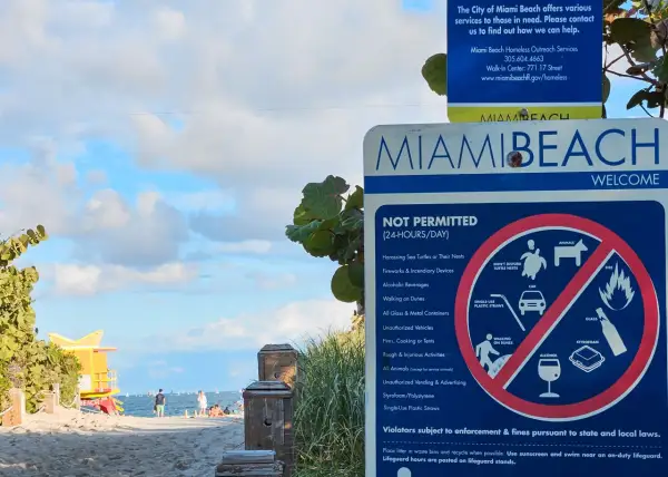 Tablica informacyjna na plaży w Miami Beach, gdzie leży to słynne miasto. Widać zakazy, np. alkoholu i plastikowych słomek.