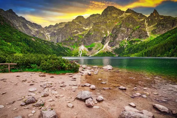 Górskie jezioro Morskie Oko, Tatry. Jedno z najpiękniejszych miejsc w Polsce, otoczone skalistymi szczytami i zielonymi lasami.