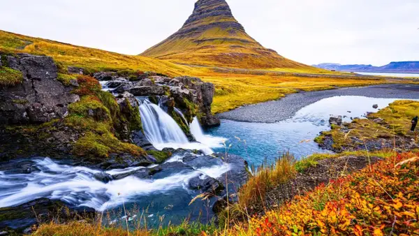 Wodospad i góra Kirkjufell na Islandii. Czy Islandia jest w Europie? Tak, to piękny europejski kraj.